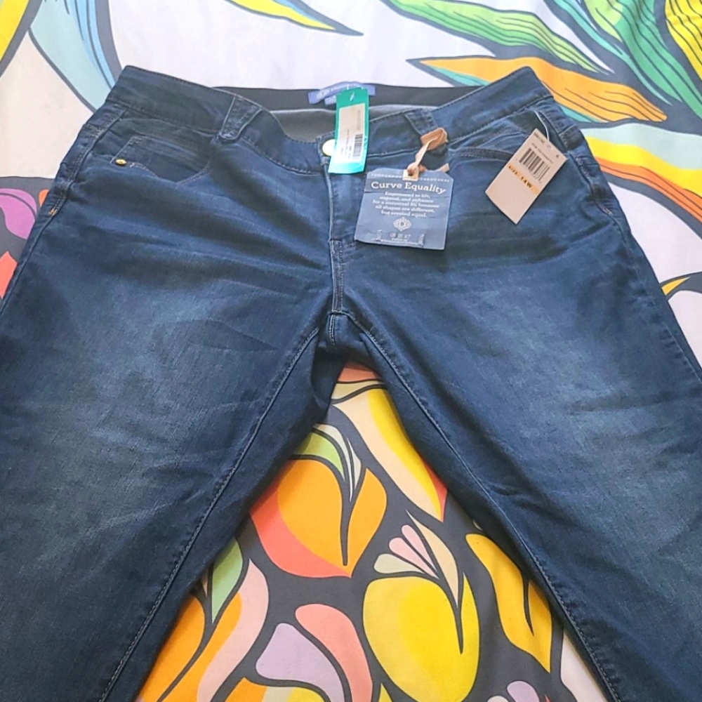 NWT Curvy Capri jeans